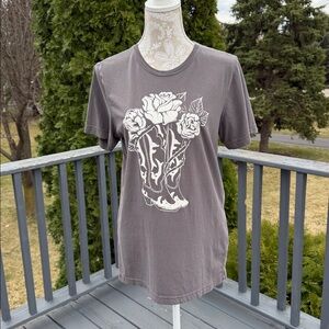 Women's Short Sleeve Tee with Cowboy Boot & Roses Graphic sz M